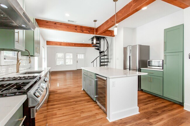 Building Photo - Beautiful Craftsman Style in Junius Heights!