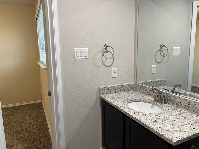 Building Photo - Come Home to Comfort & Style in Seguin, TX!