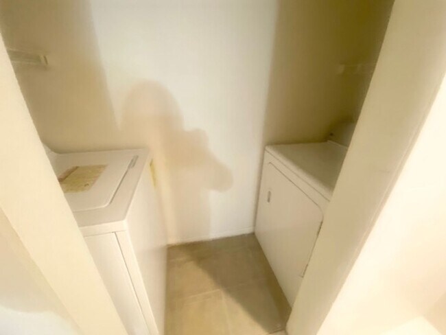 Building Photo - Spacious 2 bedroom 2 bathroom Townhome