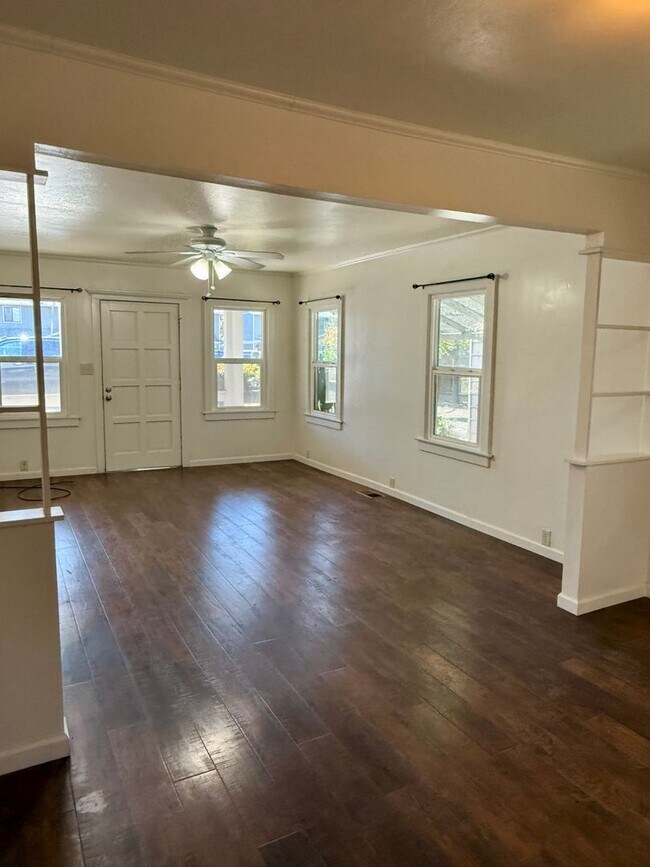 Building Photo - 3 Bedroom 1 Bath House!