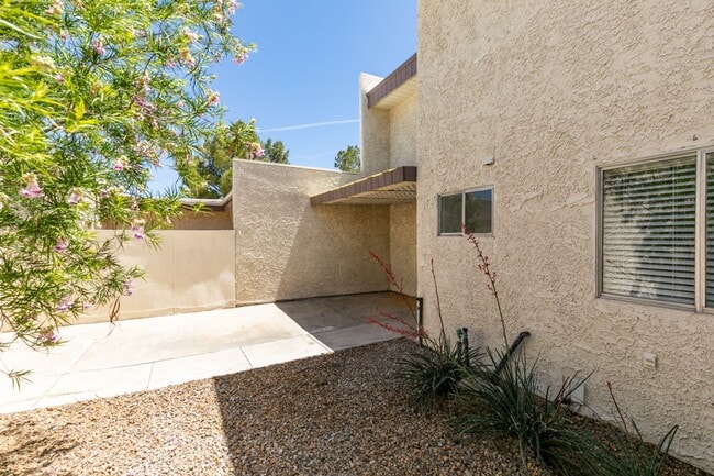 Building Photo - 2 Bedroom Townhome with 2 car attached garage in Henderson
