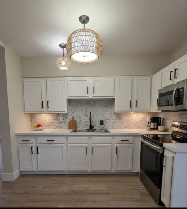 Building Photo - 1857 Brookview Dr S