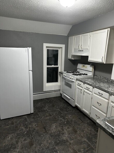 Building Photo - 902 6th Ave NE