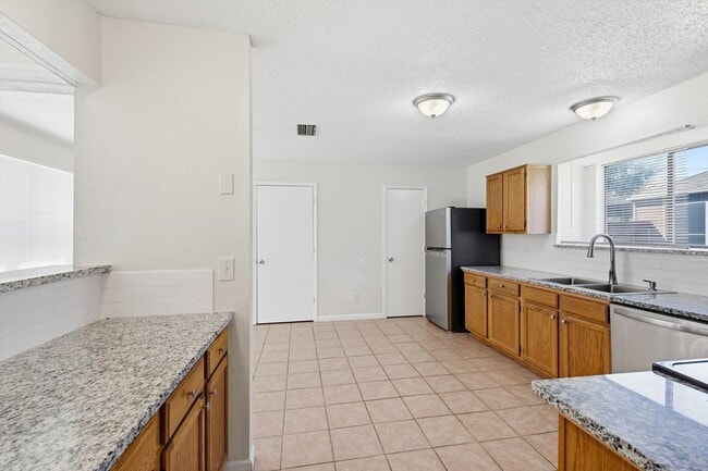 Building Photo - 1234 Roan Dr