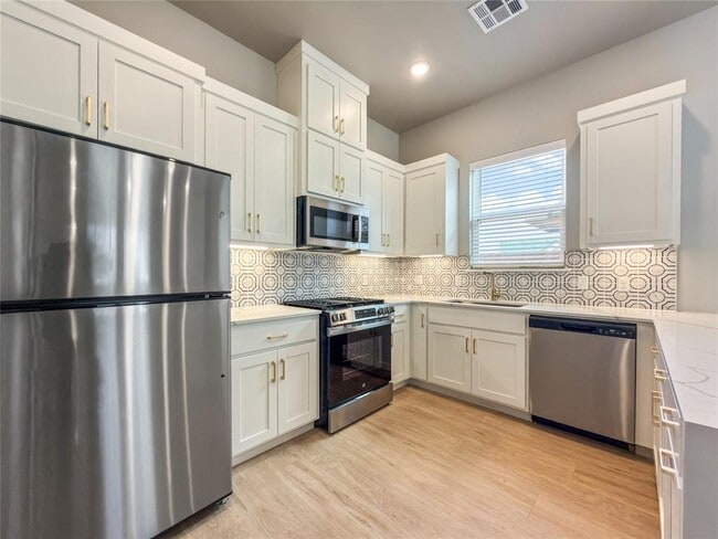 Building Photo - 2610 Crescent Ave