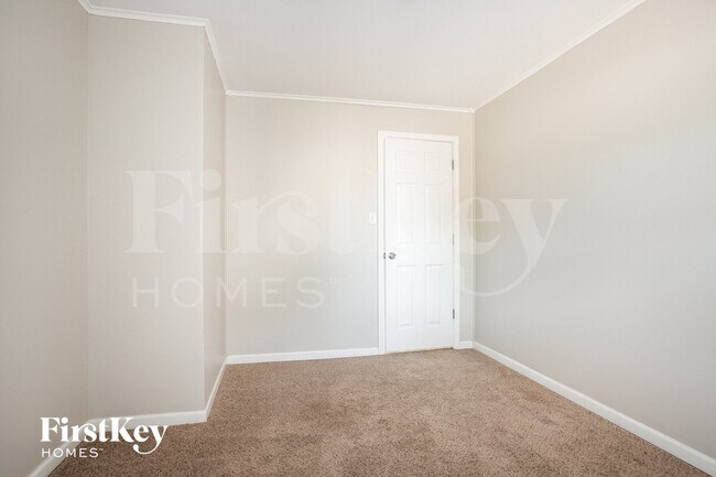 Building Photo - 811 Salem Ln