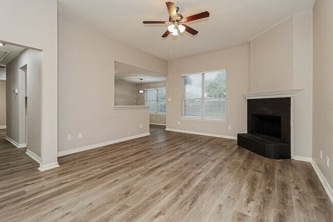 Building Photo - 113 Oak Hollow Ln