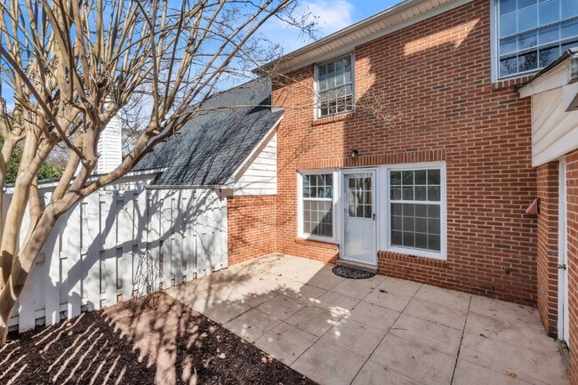 Building Photo - Stylish 3BR / 2.5BA Condo in Wedgewood Townes