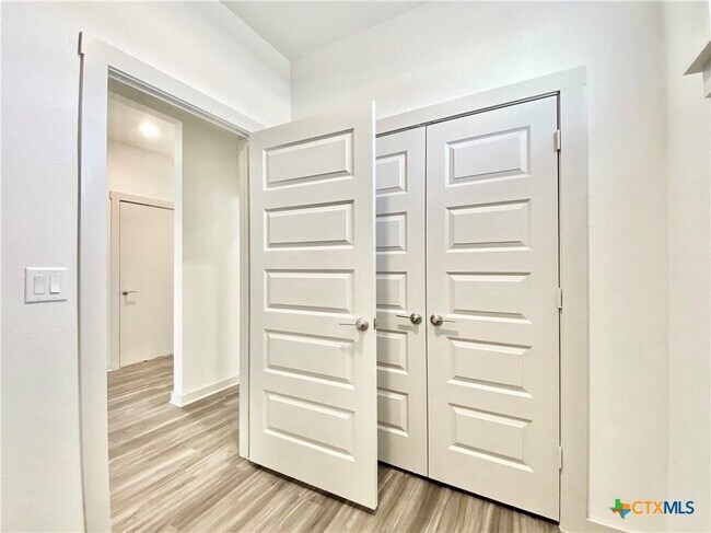 Building Photo - 100 Geminiflora Bend