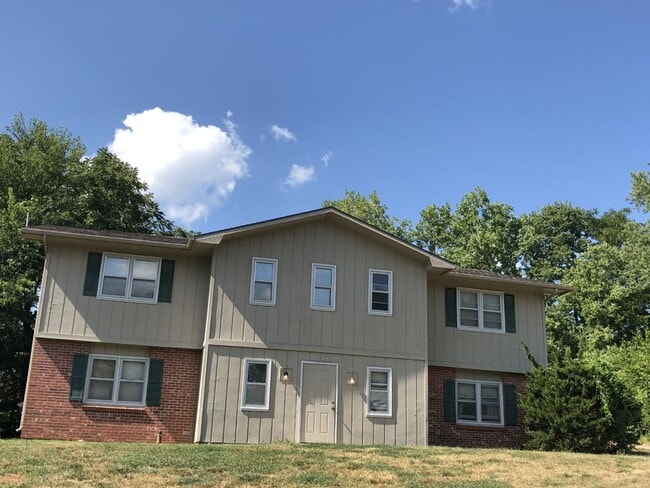 Building Photo - 3232 Cardinal Dr