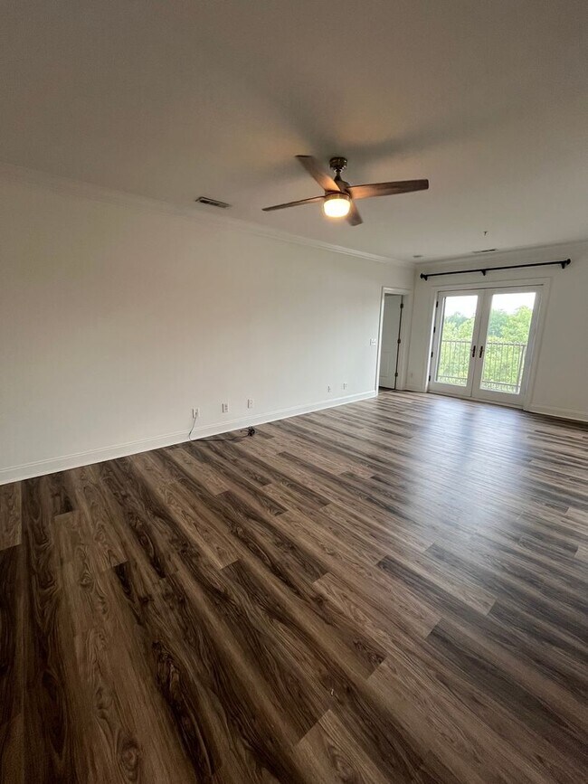 Building Photo - Modern condo  in the center of shopping , restaurants and entertainment venues.