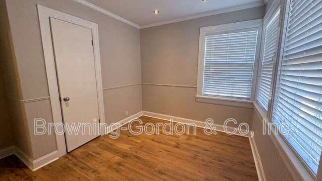 Building Photo - 328 E Thompson Ln