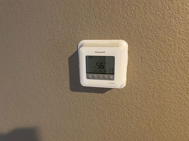 Building Photo - Gorgeous home close to Lake Sahara!