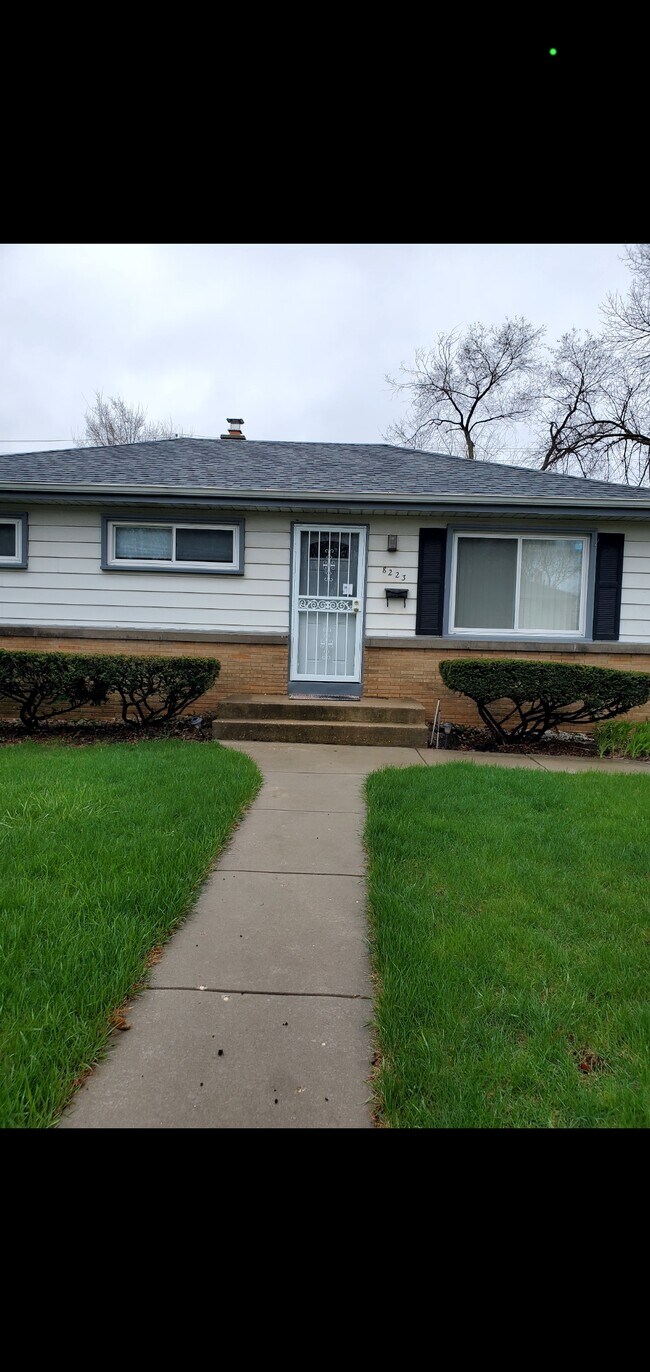 Front - 8223 W Grantosa Dr