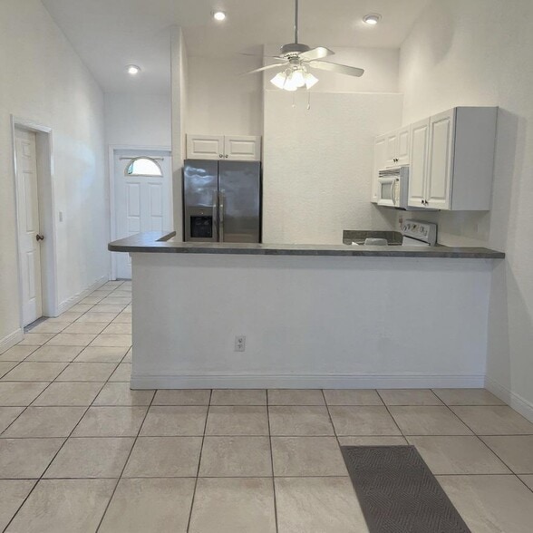 Building Photo - 711 SE 12th Ct