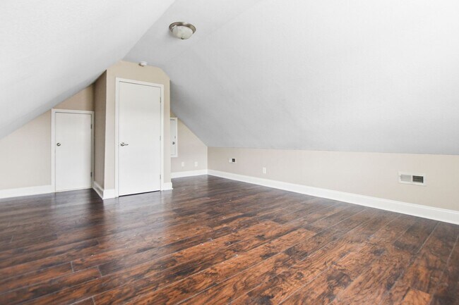 Building Photo - Pet Friendly Three Bedroom with Bonus!