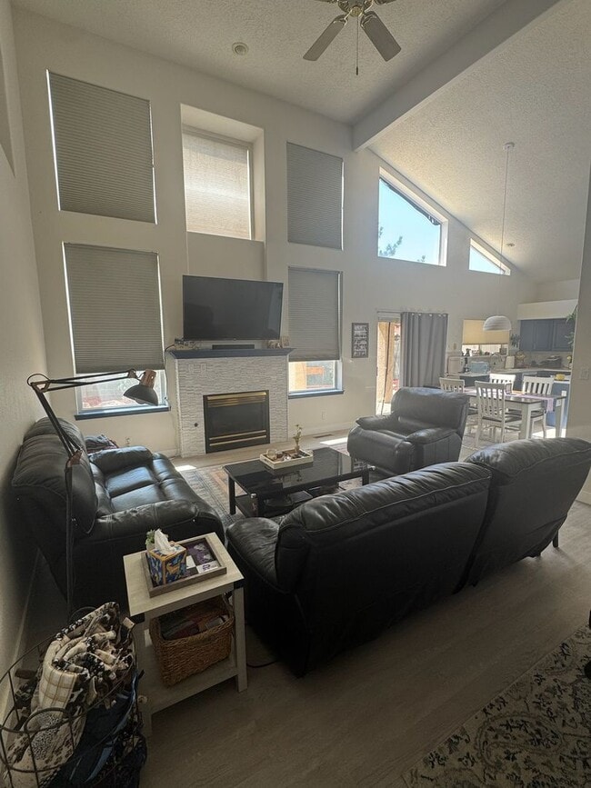 Building Photo - Fully Updated 3BR/2.5BA in Desirable Lampl...