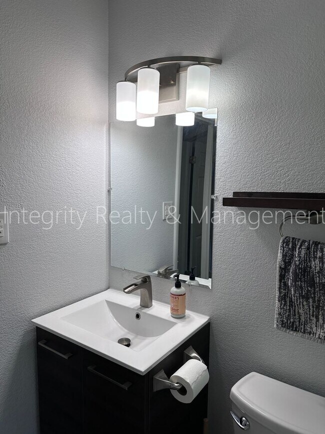 Building Photo - 901 S Alcott St