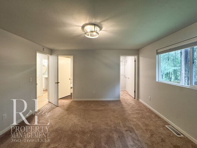 Building Photo - Modern Split-Level Home with Two Living Spaces & Expansive Yard in Port Orchard