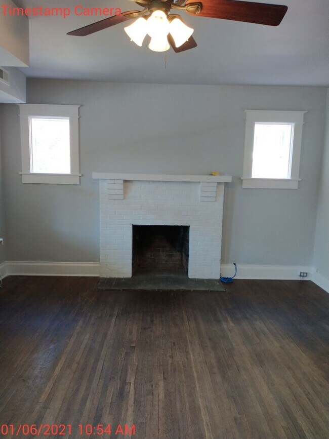 Building Photo - 2027-2028 9 bedroom / 4.5 baths  School Year Location PERFECT for students, in the heart of the UVA