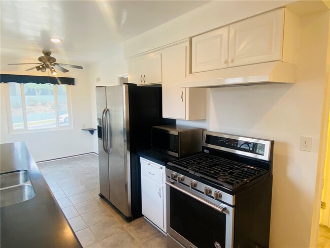 Building Photo - 4968 W 59th St