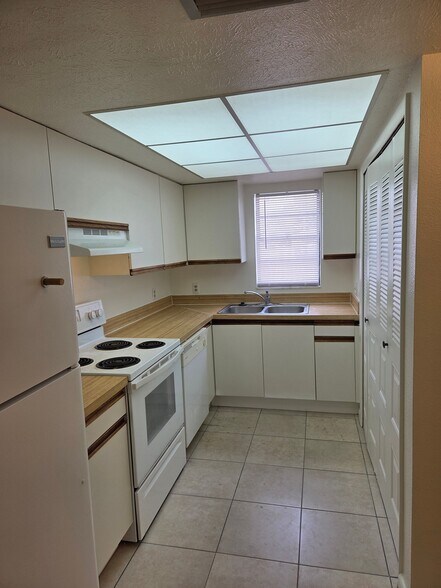 Building Photo - 1214 SE 8th St