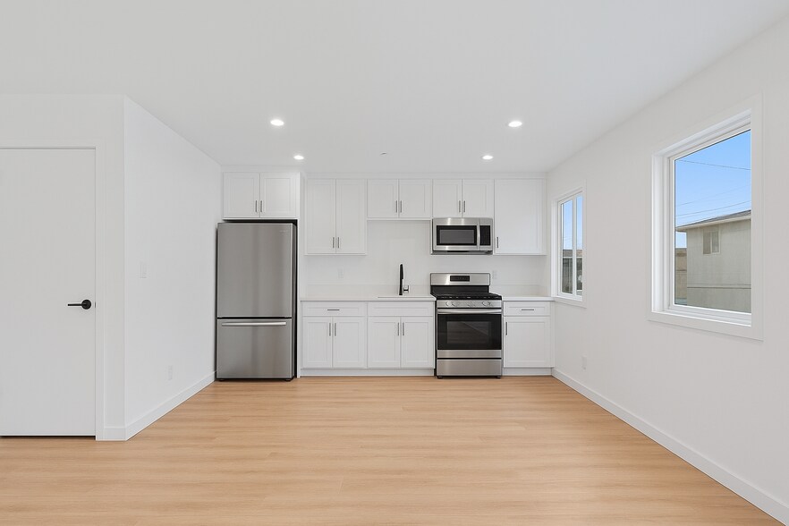 Building Photo - 10914 Columbus Ave