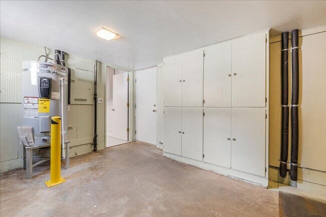 Building Photo - Sweet & Charming 2/1 Home Available Immedi...