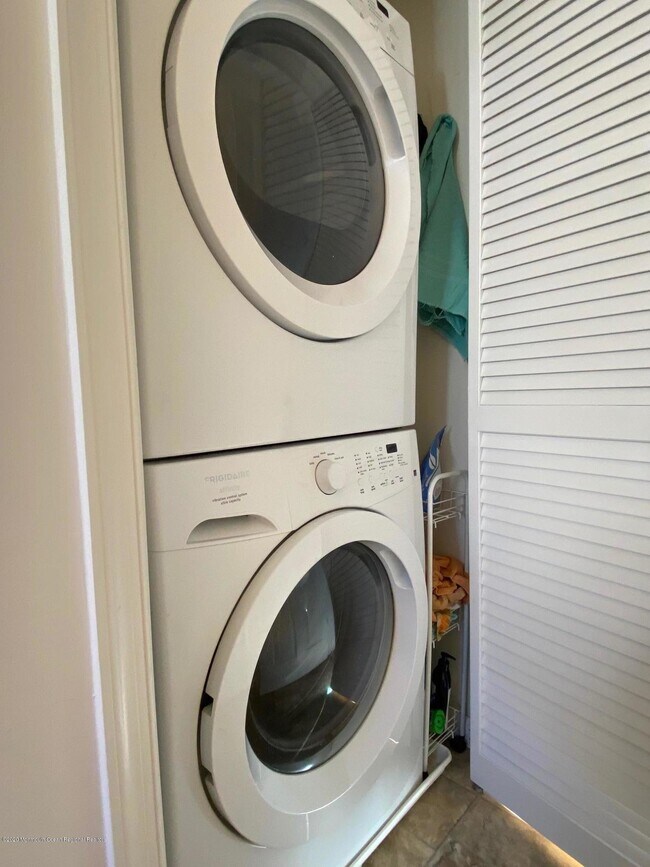 Building Photo - 211 Brinley Ave