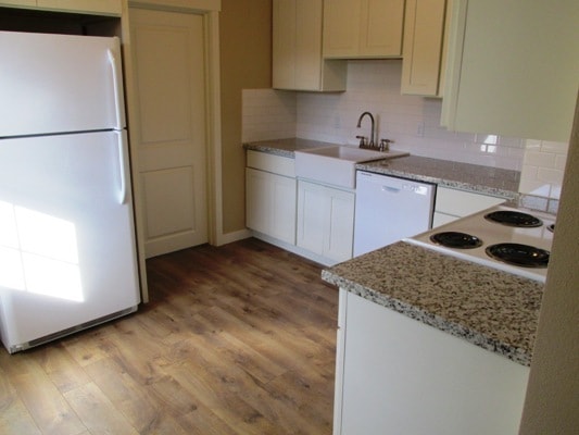 Building Photo - All Updated inside! Hardwood look floor, t...