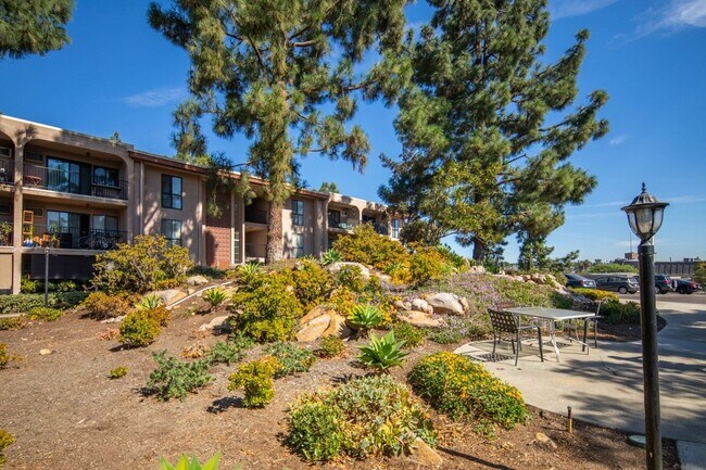 Building Photo - 7858 Cowles Mountain Ct