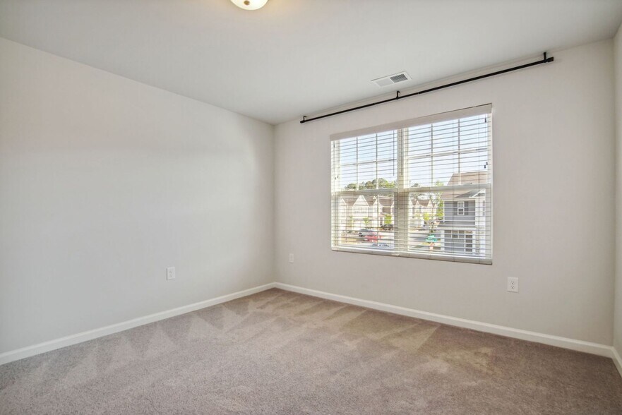 Building Photo - 102 Bedivere Ln