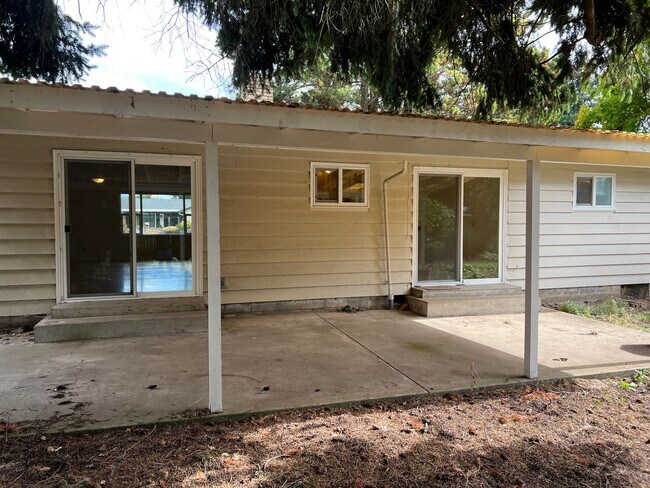 Building Photo - 3 bedroom 1 bathroom single level home!