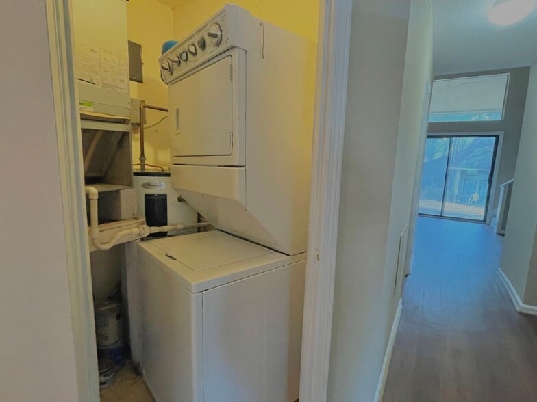 Building Photo - Crossland Downs