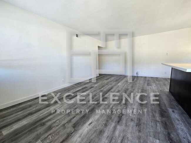 Building Photo - Fully Updated 2/1 Condo Upstairs - Pool, P...