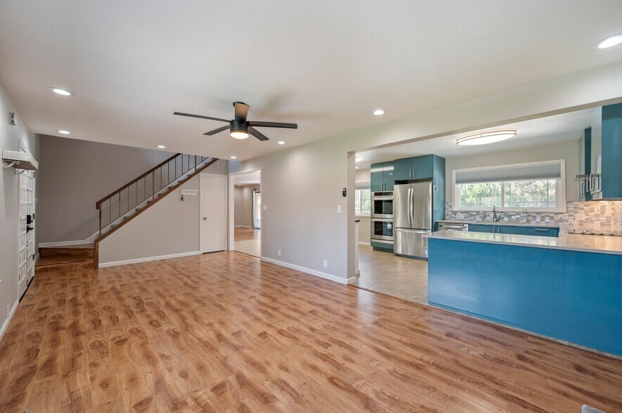Building Photo - 3661 Slopeview Dr