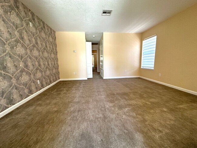 Building Photo - Conveniently located condo in Modesto