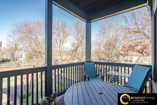 Building Photo - 275-277 River St