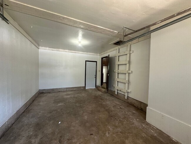 Building Photo - 3 bed 1.5 bath 1 car garage