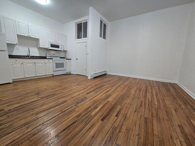 Building Photo - 584 Main St