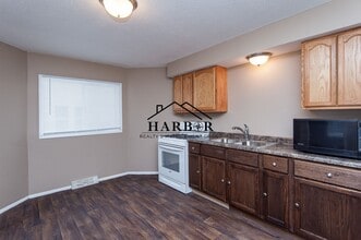 Building Photo - Remodeled 2 Bedroom Main Level Apartment