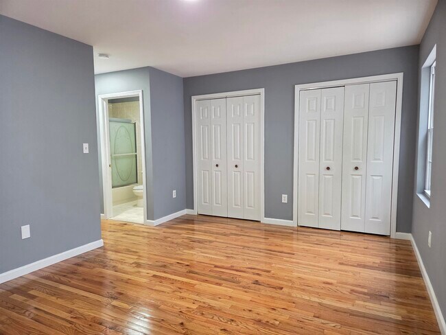 Building Photo - 82 Mallory Ave