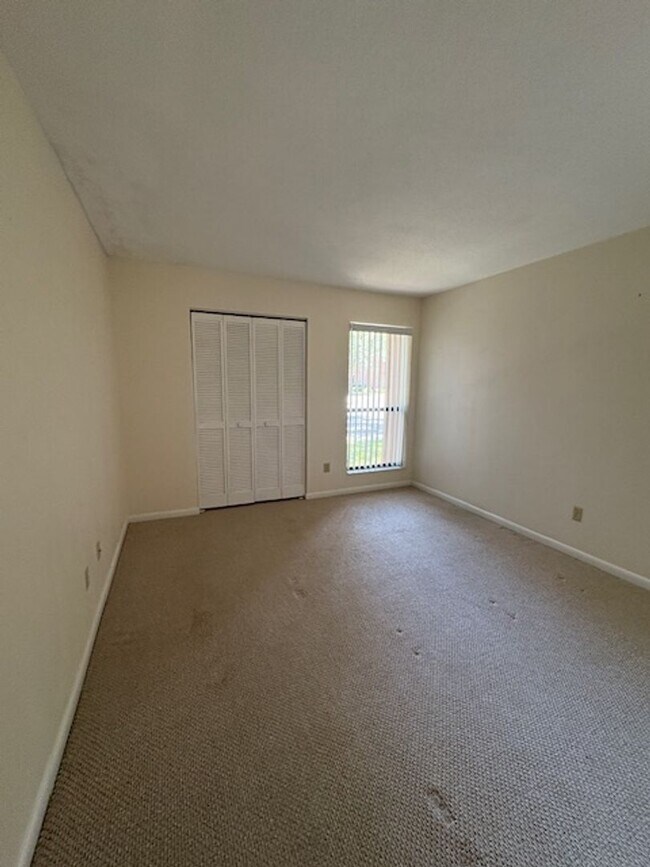 Building Photo - Quiet 3 bedroom, 2 bath home located in th...