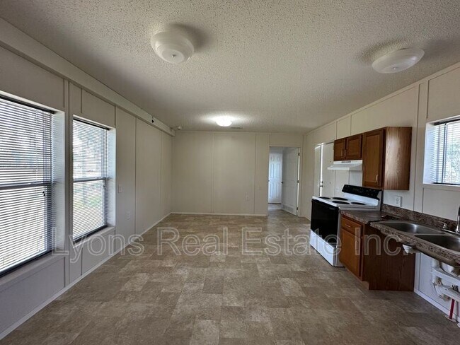 Building Photo - 8086 Heck Dr