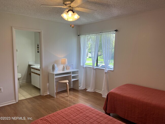 Building Photo - 7 Cove Rd