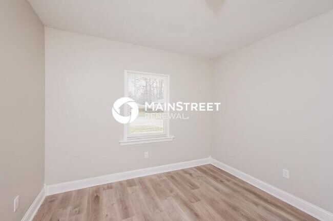 Building Photo - 3 Bedroom Pet-Friendly Home in LOUISVILLE, KY with Main Street Renewal
