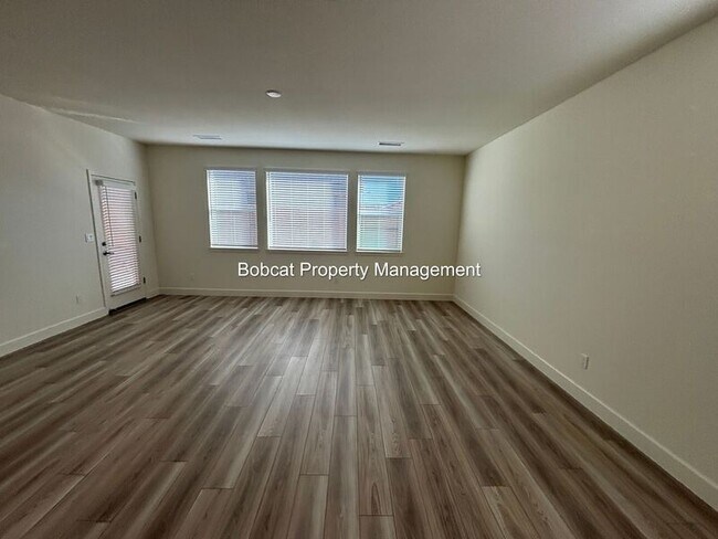 Building Photo - 925 Nelle Dr