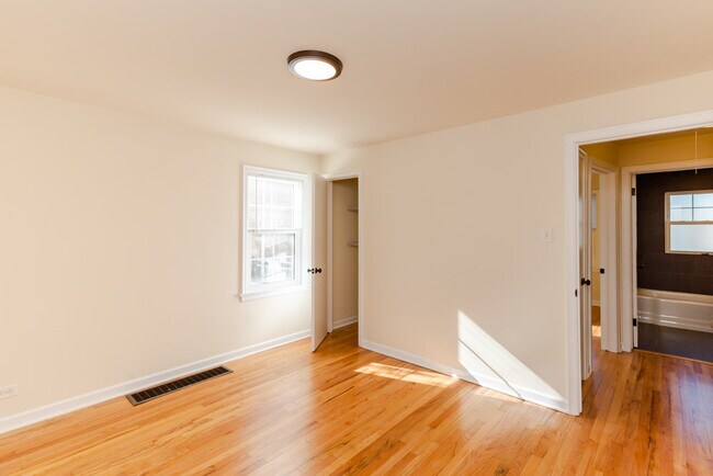 Building Photo - 4260 W Nelson St