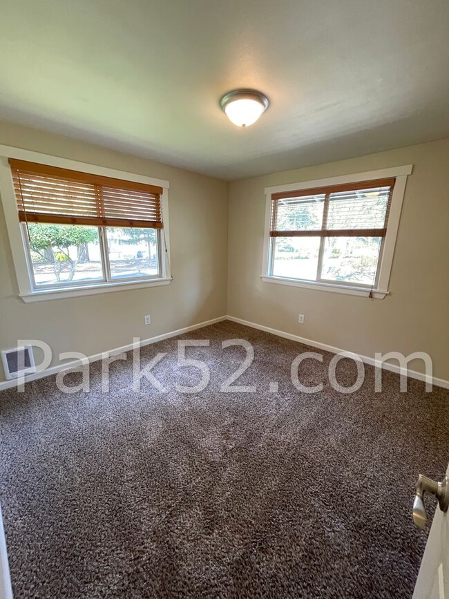 Building Photo - Pet Friendly 3 Bedroom Rambler!