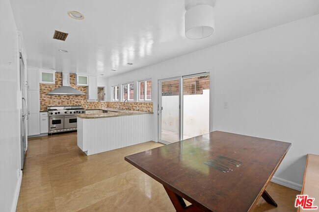 Building Photo - 1759 N Beverly Dr